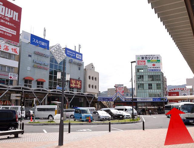 Exit the Atami Station, walk to the right-hand side and head to the shopping arcade.