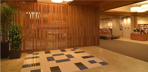 段差の少ない広々としたロビー